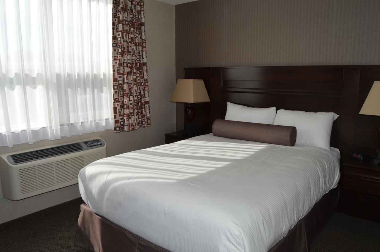 Cobble Creek Lodge Maple Creek ภายนอก รูปภาพ