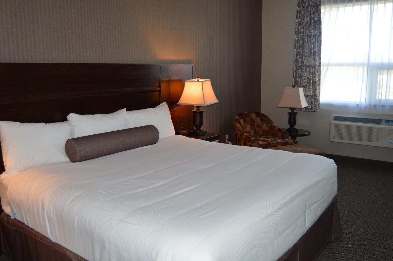 Cobble Creek Lodge Maple Creek ภายนอก รูปภาพ