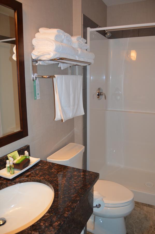 Cobble Creek Lodge Maple Creek ภายนอก รูปภาพ